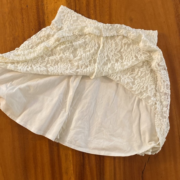 Like New 🌺 Hollister Embroidered Lace Small Skirt w/a Built in Slip..Beautiful - Picture 9 of 10